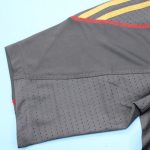 لباس کلاسیک لیورپول 2009/2010 (کیت دوم) - Image 6