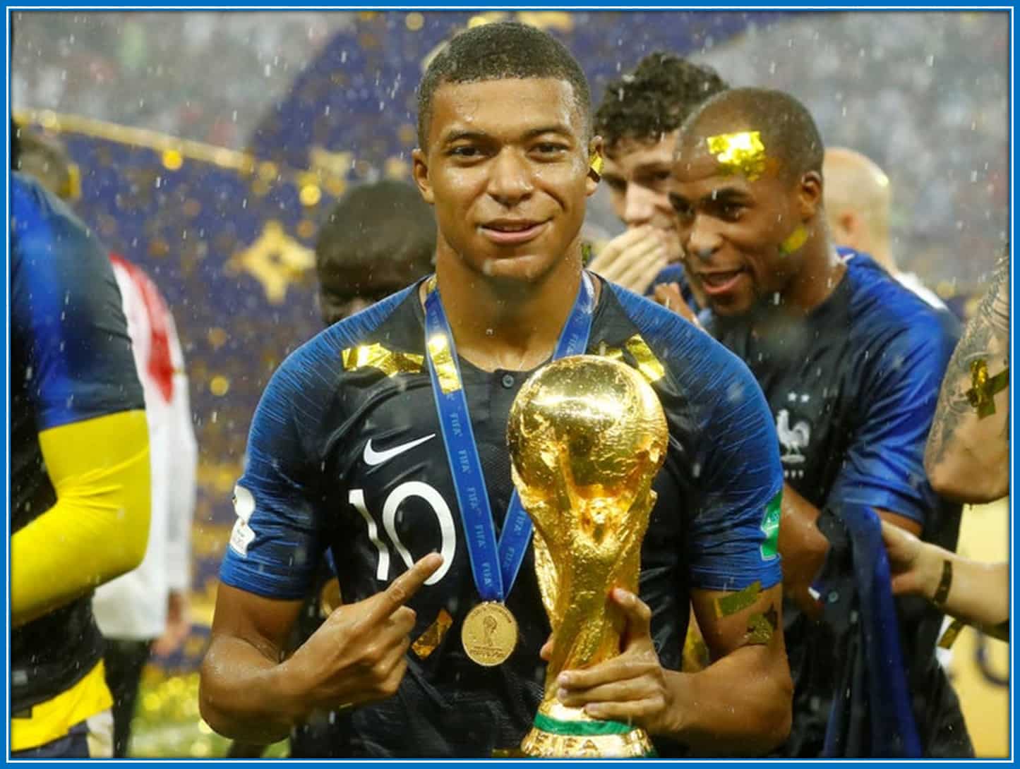  امباپه-در-جشن-قهرمانی-تیم-ملی-فرانسه-در-جام-جهانی